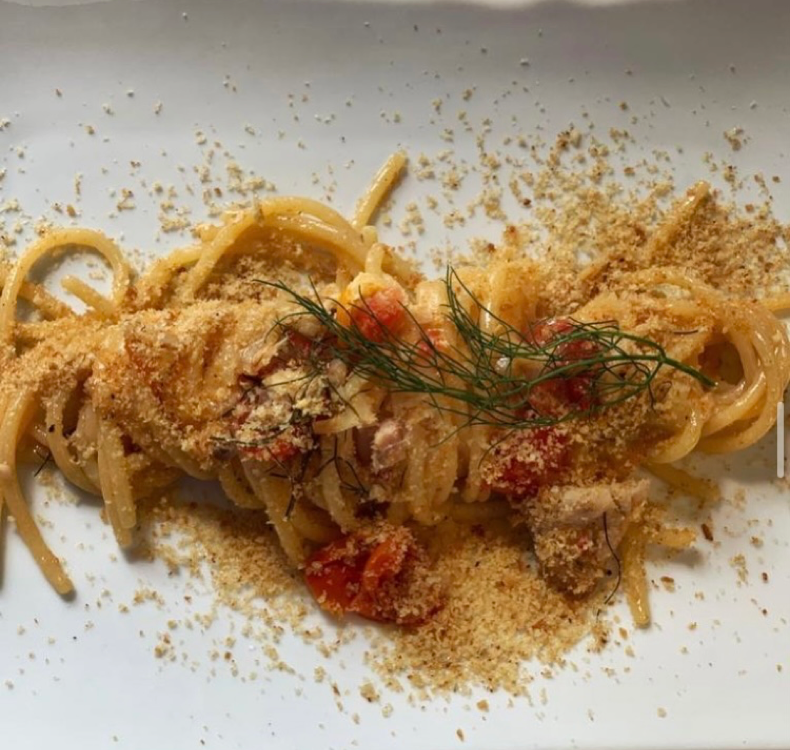 Spaghettoni Benedetto Cavalieri con triglie, finocchietto selvatico e pan grattato.